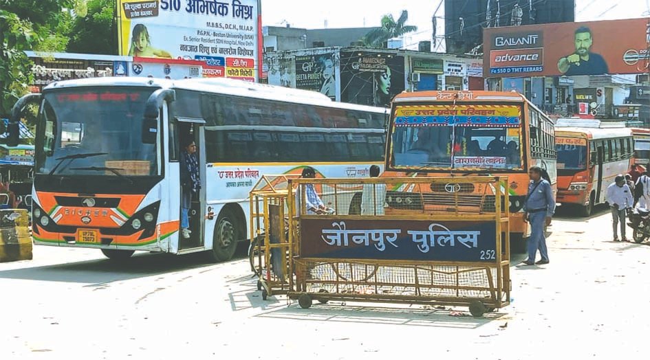 रोडवेज परिसर छोड़ जेसीज चौराहे पर सवारी भर रहीं बसें, रोज जाम में फंस रहा शहर
