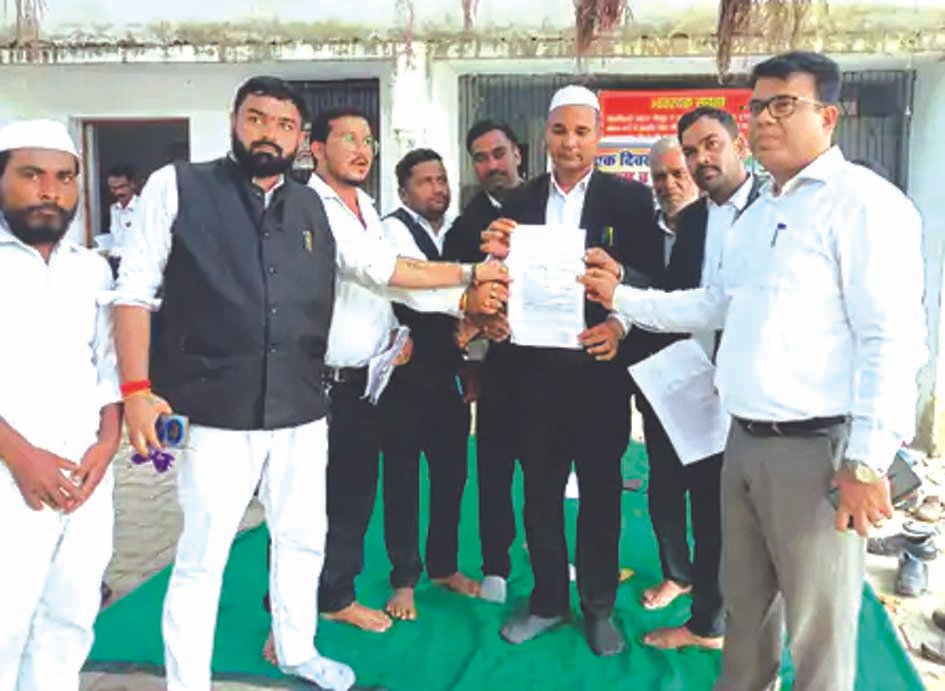 अधिवक्ता सुरक्षा अधिनियम लागू कराने को वकीलों ने किया उपवास-धरना