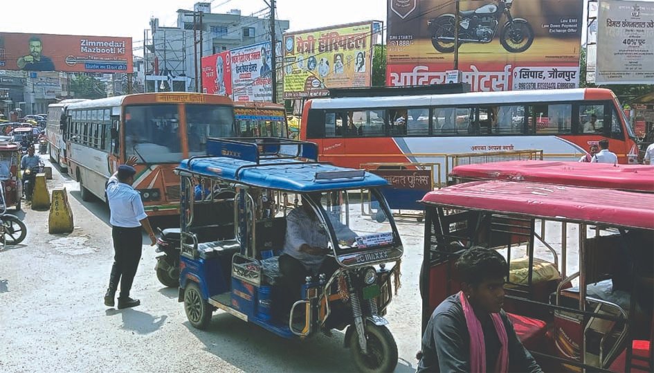 जौनपुर के जेसीज चौराहे के पास सड़क पर खड़ी रोडवेज बसें