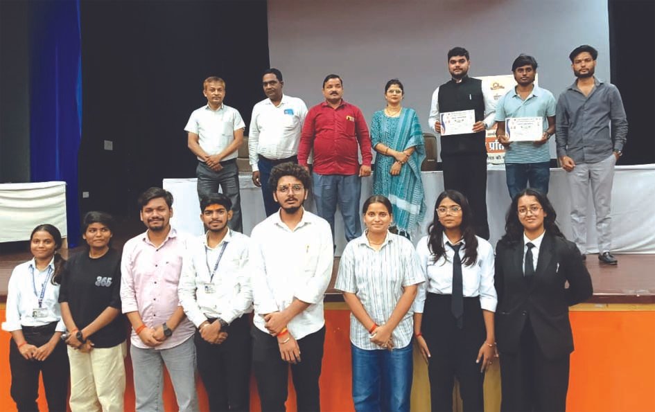 पूर्वांचल विश्वविद्यालय में भाषण प्रतियोगिता, 53 विद्यार्थियों ने लिया हिस्सा