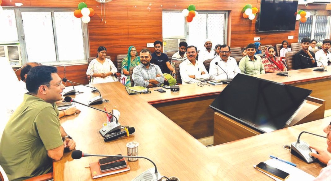बच्चों ने साझा किए भविष्य के सपने, डीएम ने लक्ष्य तय कर मेहनत करने को किया प्रेरित बच्चों ने साझा किए भविष्य के सपने, डीएम ने लक्ष्य तय कर मेहनत करने को किया प्रेरित