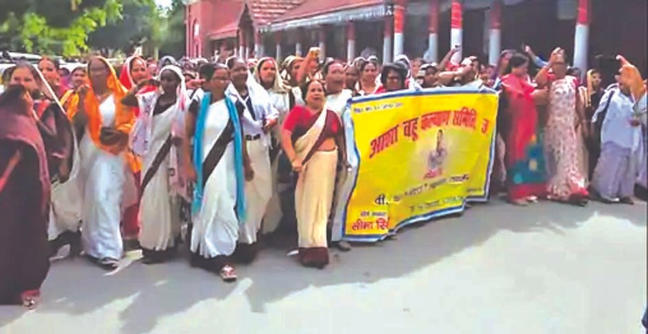 मानदेय बढ़ोतरी की मांग को लेकर आशा कार्यकर्ताओं का प्रदर्शन मानदेय बढ़ोतरी की मांग को लेकर आशा कार्यकर्ताओं का प्रदर्शन