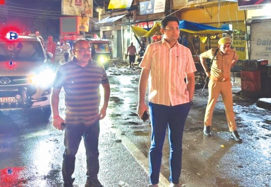 भारी बारिश के बीच देर रात शहर में निकले डीएम