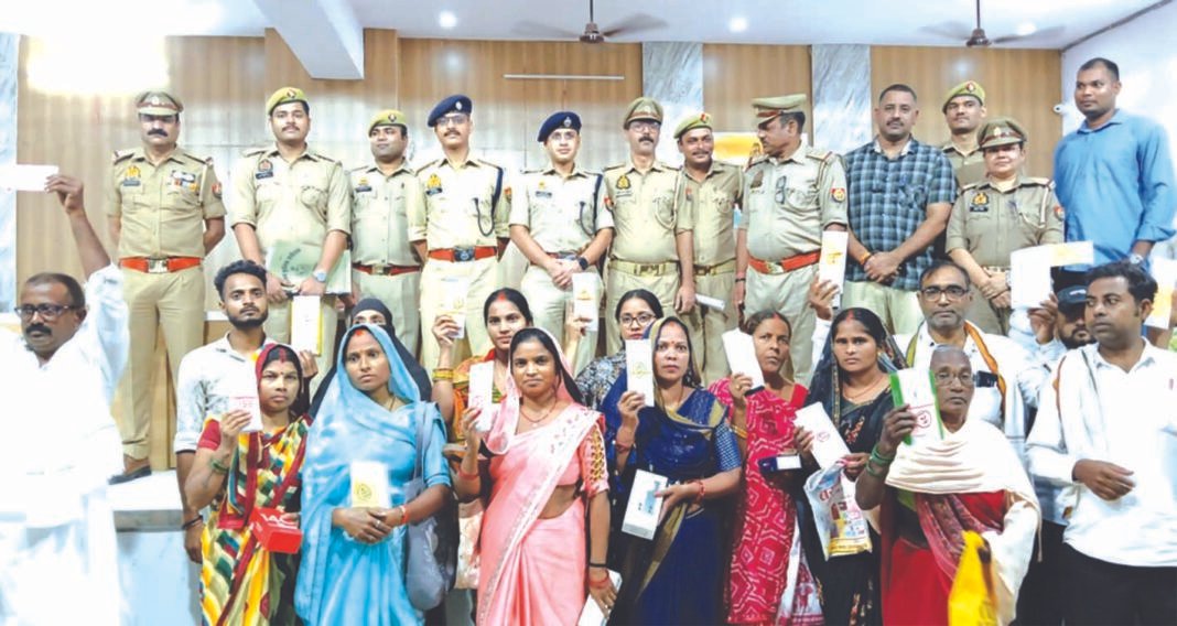 जौनपुर में 201 गुम मोबाइल बरामद, पुलिस ने 45 लाख की कीमत बताई