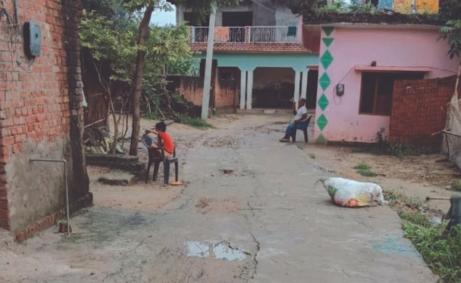 चंद माह में ही धंस गई लाखों की सीसी सड़क चंद माह में ही धंस गई लाखों की सीसी सड़क