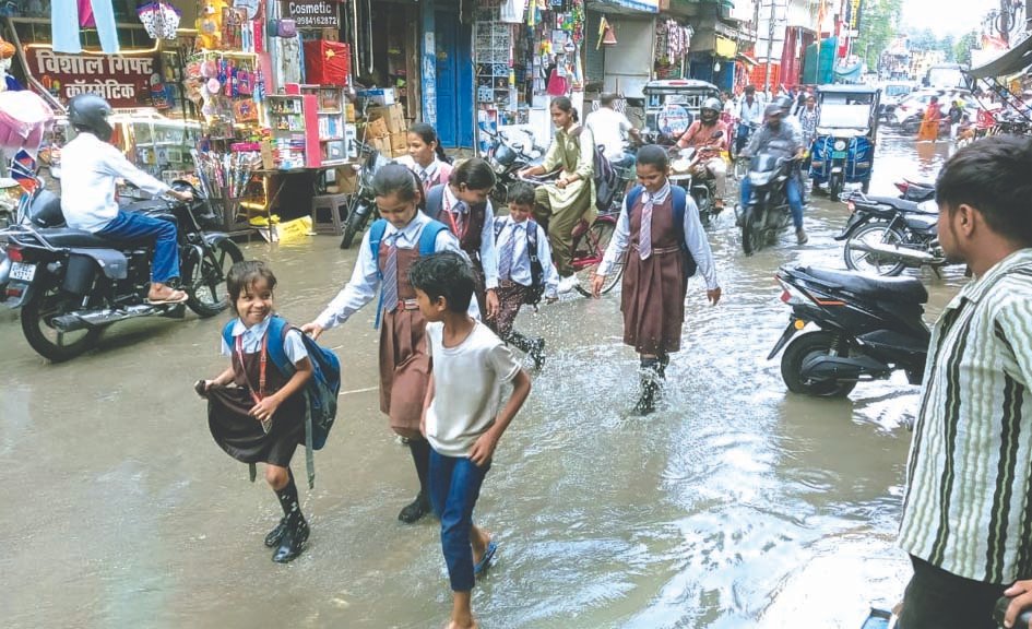 बारिश से धान की फसल को राहत, शहर से गांव तक जलभराव ने बढ़ाई परेशानी बारिश से धान की फसल को राहत, शहर से गांव तक जलभराव ने बढ़ाई परेशानी