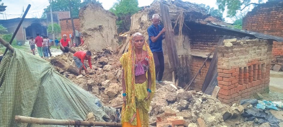 बारिश में भरभराकर गिरे तीन कच्चे मकान, एक घायल बारिश में भरभराकर गिरे तीन कच्चे मकान, एक घायल