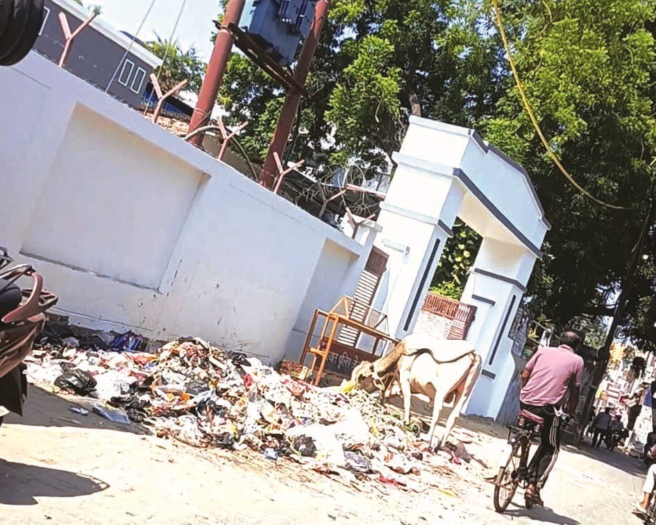 जौनपुर: बालिका विद्यालय के गेट पर कूड़े का ढेर, छात्राओं को परेशानी