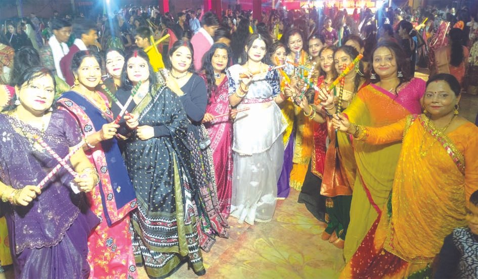 गरबा-डांडिया उत्सव में देर रात तक झूमे हजारों लोग गरबा-डांडिया उत्सव में देर रात तक झूमे हजारों लोग