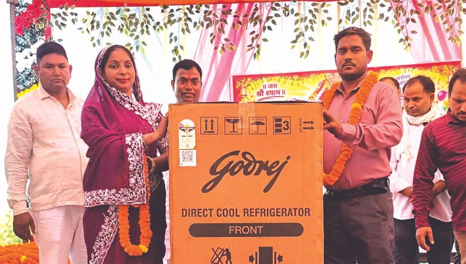 एससीके ग्रुप समारोह में रमेश यादव को मिली अर्टिगा कार एससीके ग्रुप समारोह में रमेश यादव को मिली अर्टिगा कार