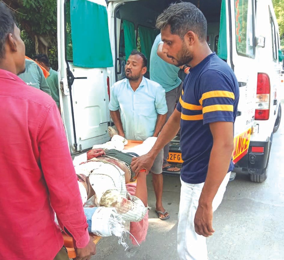 हरपालगंज स्टेशन पर ट्रेन से गिरकर युवक घायल108 एंबुलेंस से सीएचसी बदलापुर पहुंचाया गया, फिलहाल अचेत