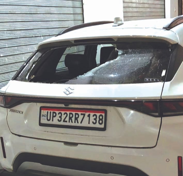 बाइक सवार मनबढ़ों ने पत्थर मारकर कार का शीशा तोड़ा, सीसीटीवी में कैद हुई घटना