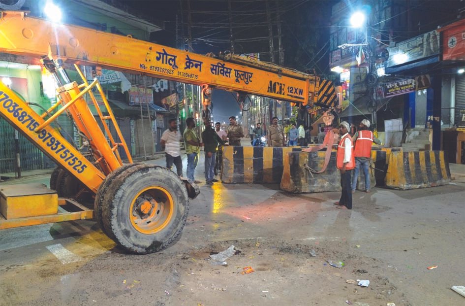 भरत मिलाप मेले से पहले बड़ी राहत, मुंगराबादशाहपुर में हटाया गया डिवाइडर