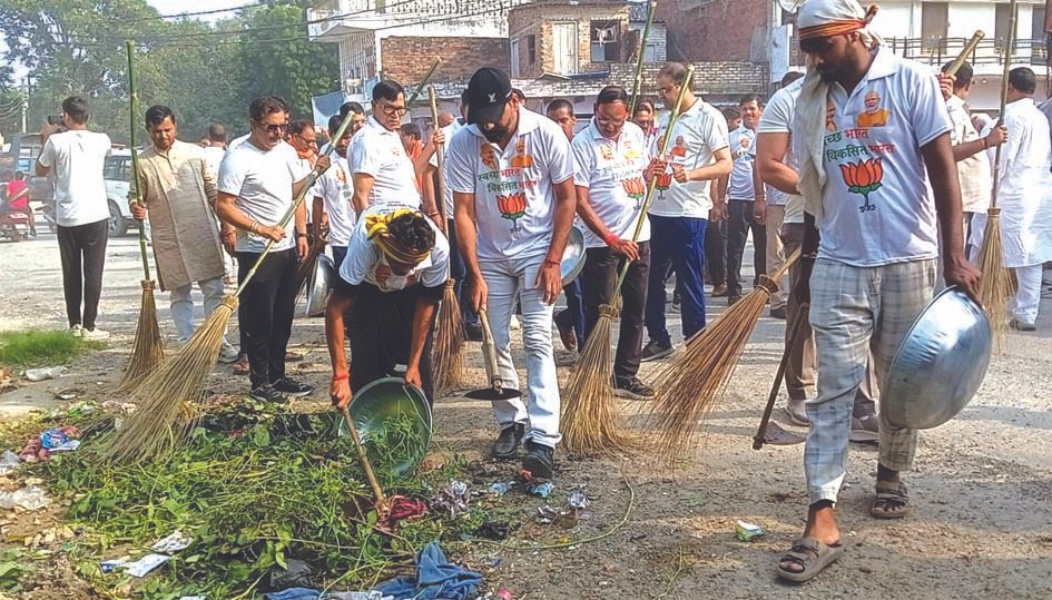 सेवा संकल्प अभियान के तहत चला स्वच्छता अभियान, सड़कों से हटाया कूड़ाखड़का तिराहे से लोहिया पार्क तक सफाई, दुकानों के सामने रखवाए गए कूड़ेदान