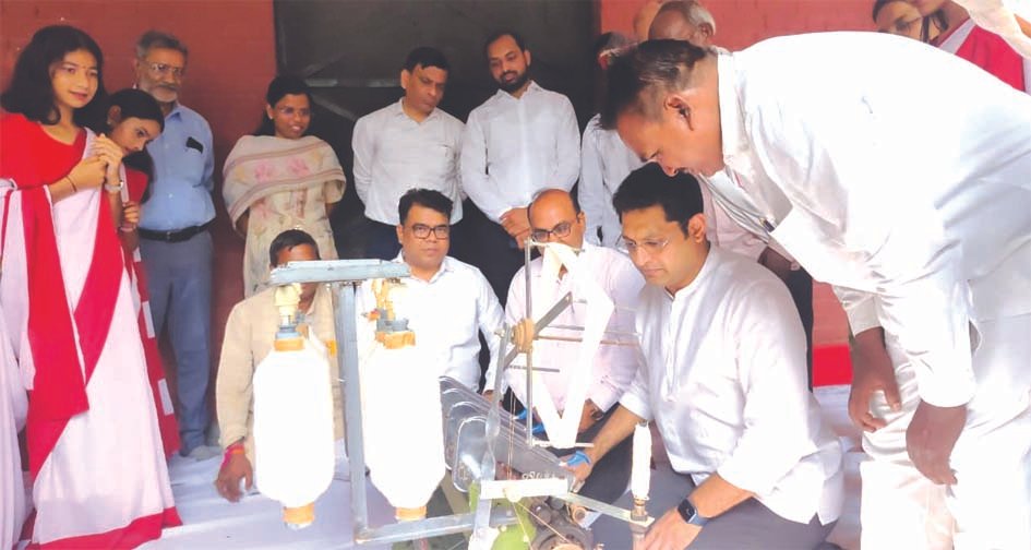 गांधी-शास्त्री जयंती पर बुजुर्गों को बांटे फल, खादी प्रदर्शनी में डीएम ने चलाया चरखाकलेक्ट्रेट में श्रद्धांजलि सभा, पौधरोपण और स्वच्छता अभियान के साथ जिलेभर में हुए कार्यक्रम
