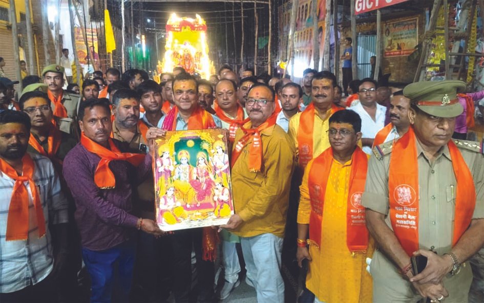 मुंगराबादशाहपुर भरत मिलाप महोत्सव में श्रीराम की झांकी पर पुष्पवर्षा मुंगराबादशाहपुर भरत मिलाप महोत्सव में श्रीराम की झांकी पर पुष्पवर्षा