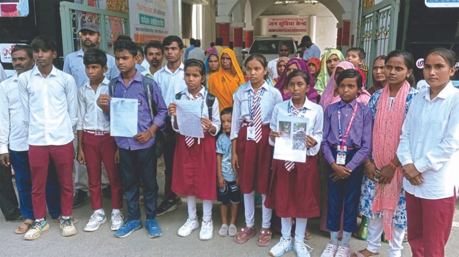 सार्वजनिक रास्ता बंद होने से स्कूली बच्चों की बढ़ी परेशानी सार्वजनिक रास्ता बंद होने से स्कूली बच्चों की बढ़ी परेशानी