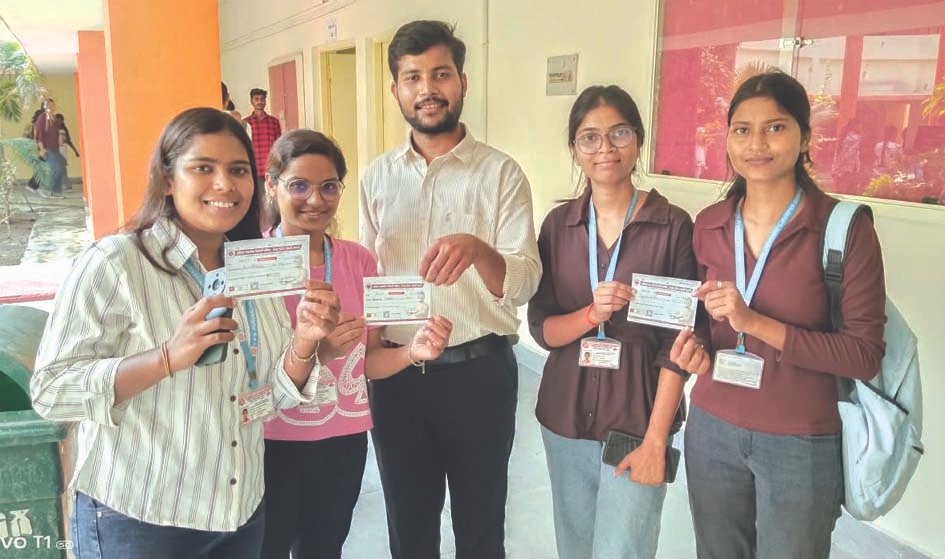 पूर्वांचल विश्वविद्यालय में एबीवीपी के सदस्यता अभियान से जुड़े विद्यार्थी पूर्वांचल विश्वविद्यालय में एबीवीपी के सदस्यता अभियान से जुड़े विद्यार्थी