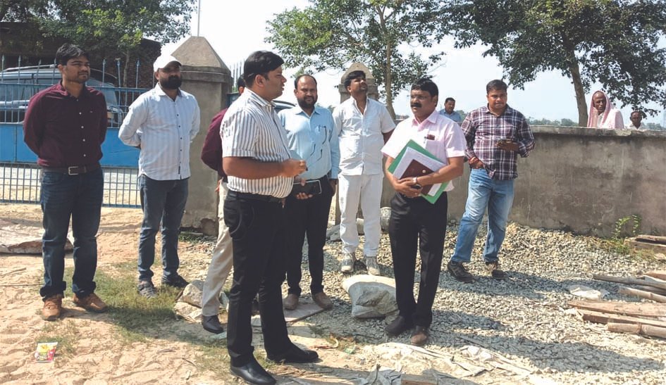 टंकी निर्माण में देरी और विद्यालय में गंदगी पर सीडीओ नाराज, कार्रवाई के निर्देश