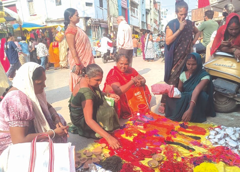 जितिया व्रत को लेकर बाजार में बढ़ी रौनक, खरीदारी के लिए उमड़ी महिलाओं की भीड़फल, पूजन सामग्री, मिठाई और कपड़ों की दुकानों पर बढ़ी चहल-पहल जितिया व्रत को लेकर बाजार में बढ़ी रौनक, खरीदारी के लिए उमड़ी महिलाओं की भीड़फल, पूजन सामग्री, मिठाई और कपड़ों की दुकानों पर बढ़ी चहल-पहल