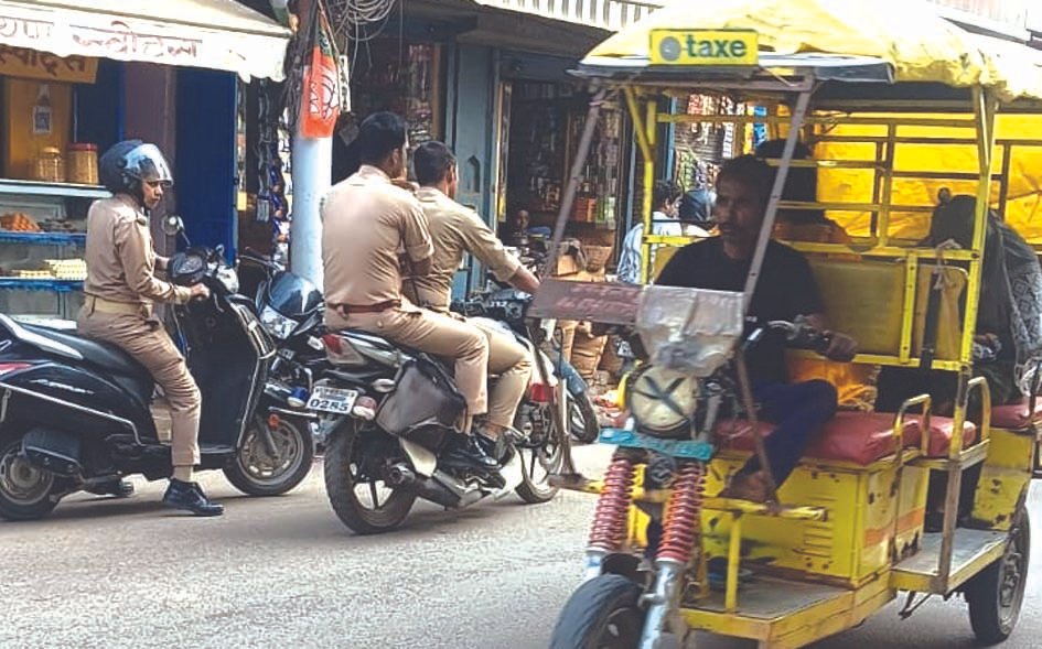 पुलिस को कौन समझाएगा यातायात नियमों का पाठ?