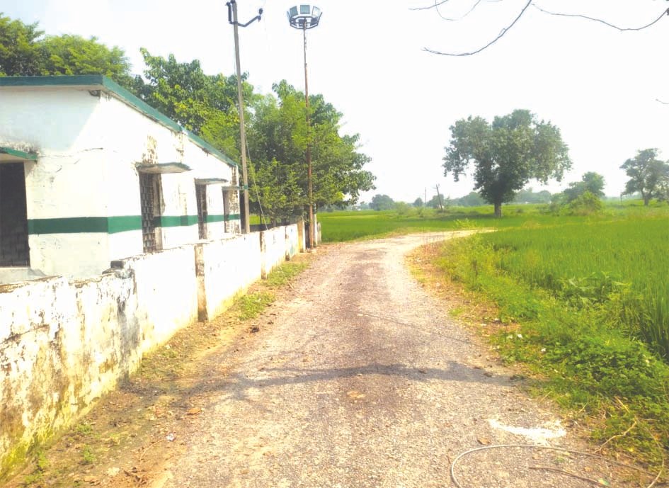 72 घंटे से करीब पांच दर्जन घर अंधेरे में, स्कूल के पास सड़क पर पड़ा विद्युत तार
