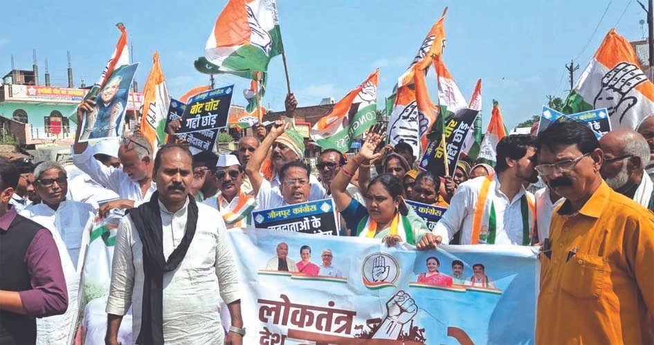 राहुल-प्रियंका की गिरफ्तारी के विरोध में कांग्रेसियों ने निकाला मार्च राहुल-प्रियंका की गिरफ्तारी के विरोध में कांग्रेसियों ने निकाला मार्च