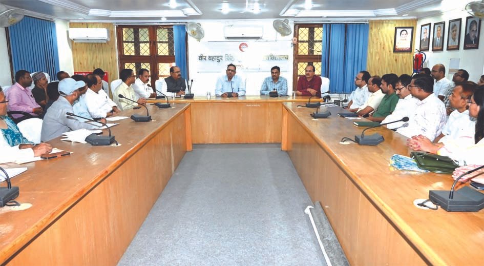 विश्वविद्यालय के विकास के लिए टीम भावना और समर्पण जरूरी: कुलपति