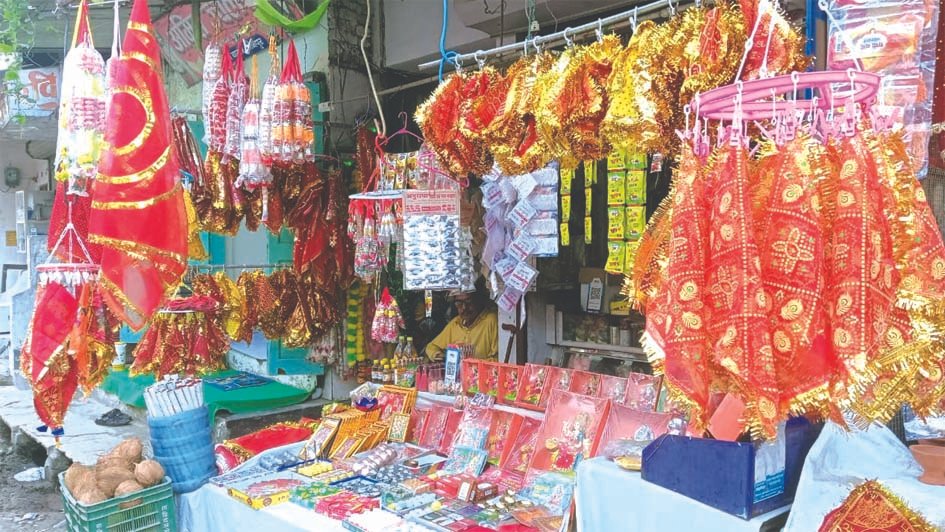 नवरात्र के स्वागत को तैयार जौनपुर, पूजा पंडालों से बाजारों तक रौनक