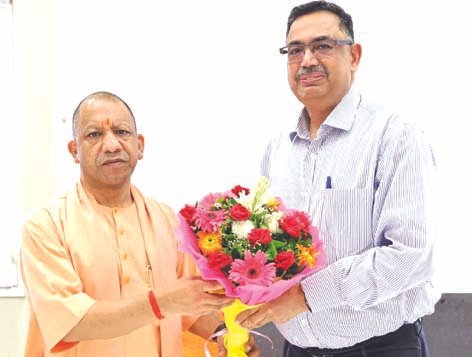 पूर्वांचल विश्वविद्यालय के कुलपति ने मुख्यमंत्री योगी से की शिष्टाचार भेंट