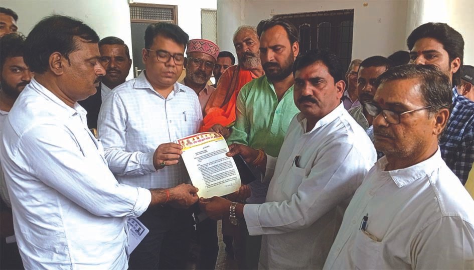 तूफानी सरोज के खिलाफ एफआईआर की मांग, ब्राह्मण महासभा ने सौंपा ज्ञापन