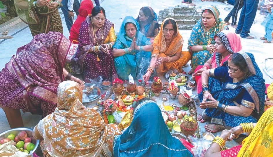 संतान की दीर्घायु की कामना में महिलाओं ने रखा जितिया व्रत