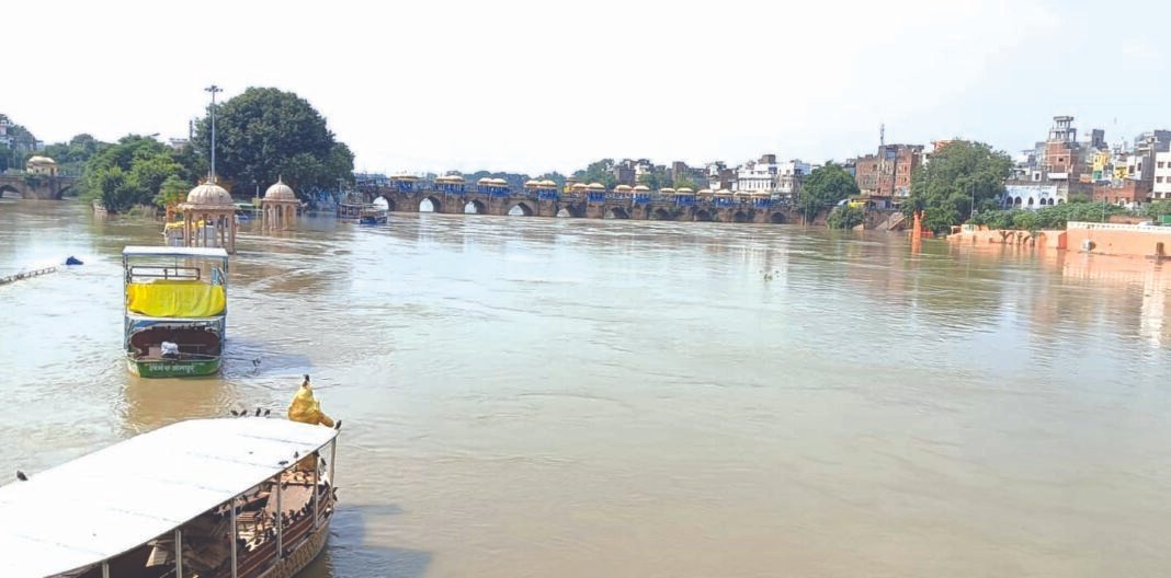 गोमती का बढ़ता जलस्तर बढ़ा रहा तटीय गांवों की चिंता