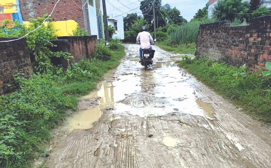 72 घंटे से अंधेरे में महावीर कॉलोनी, बिजली को तरसे लोग