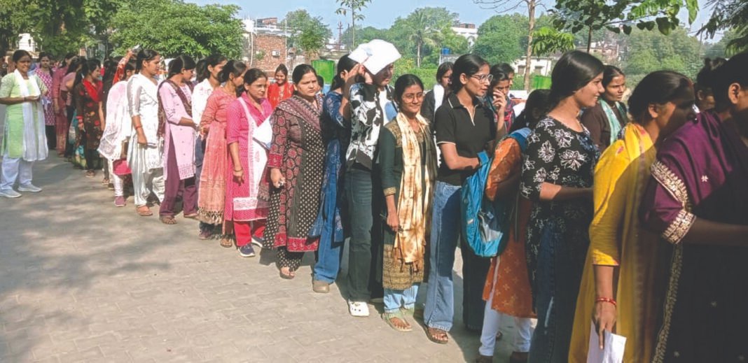 कड़ी सुरक्षा के बीच जौनपुर में पीईटी-2026 परीक्षा कड़ी सुरक्षा के बीच जौनपुर में पीईटी-2026 परीक्षा