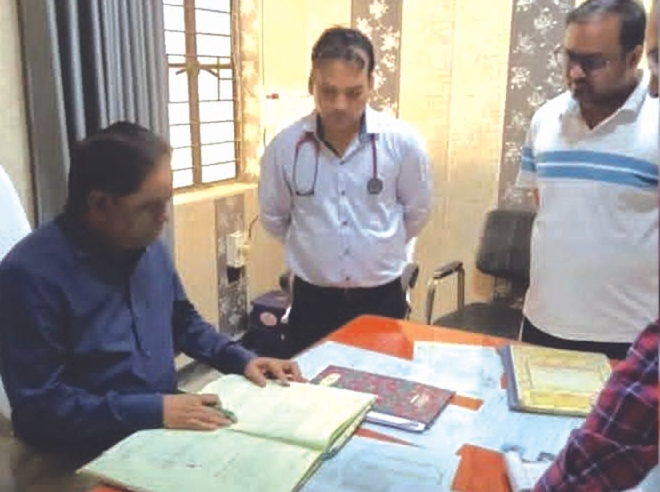 सीएचसी अधीक्षक मिले अनुपस्थित, सीएमओ ने रोका वेतन सीएचसी अधीक्षक मिले अनुपस्थित, सीएमओ ने रोका वेतन
