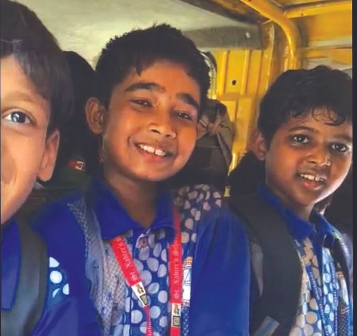 शाहगंज में बिना नंबर प्लेट बच्चों को ले जाता स्कूल वाहन