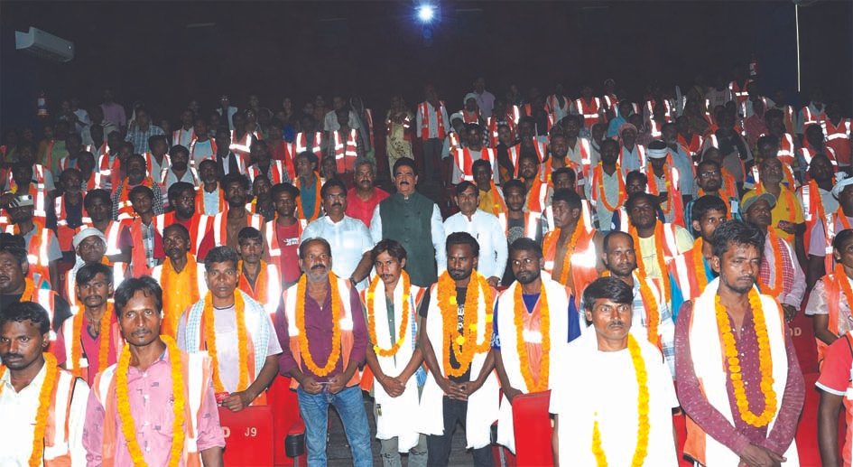 जौनपुर में सफाई कर्मचारियों का सम्मान, ‘हनुमान अंश’ फिल्म की विशेष स्क्रीनिंग जौनपुर में सफाई कर्मचारियों का सम्मान, ‘हनुमान अंश’ फिल्म की विशेष स्क्रीनिंग