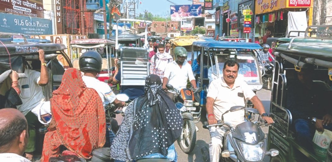 त्योहार की खरीदारी ने शहर को किया जाम, एक किमी का सफर भी मुश्किल त्योहार की खरीदारी ने शहर को किया जाम, एक किमी का सफर भी मुश्किल