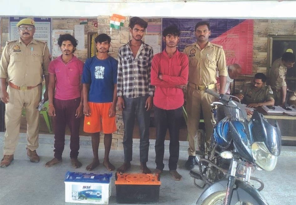 चोरी की दो बैटरी और बाइक बरामद, तीन आरोपी गिरफ्तारबाल अपचारी भी निरुद्ध, बदलापुर पुलिस ने नौ घंटे में किया चोरी का खुलासा