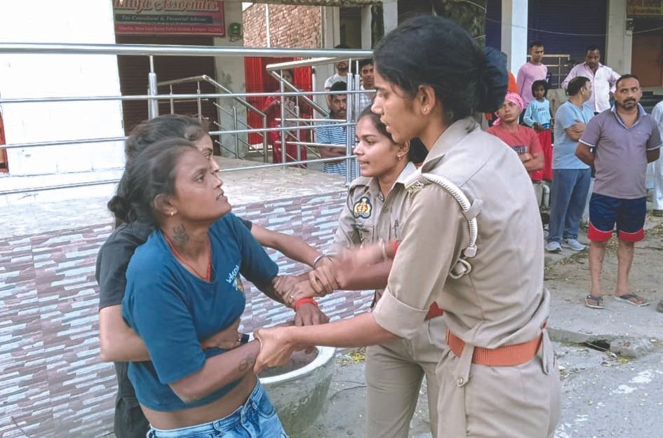 जौनपुर में शराब के नशे में दो युवतियों का हंगामा, पुलिस ने हिरासत में लिया