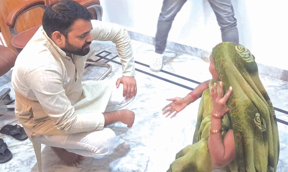 दिव्यांग महिला की फरियाद सुनने जमीन पर बैठ गए विधायक पंकज पटेल