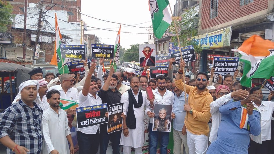 राहुल-प्रियंका की हिरासत के विरोध में कांग्रेसियों का मार्च, निर्वाचन कार्यालय घेरा
