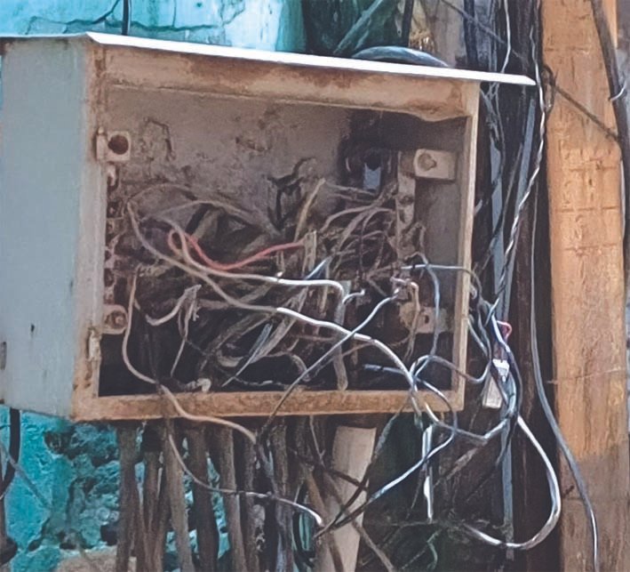 खुले बिजली जंक्शन बॉक्स दे रहे हादसे को न्योता, मरम्मत नहीं होने का आरोप खुले बिजली जंक्शन बॉक्स दे रहे हादसे को न्योता, मरम्मत नहीं होने का आरोप