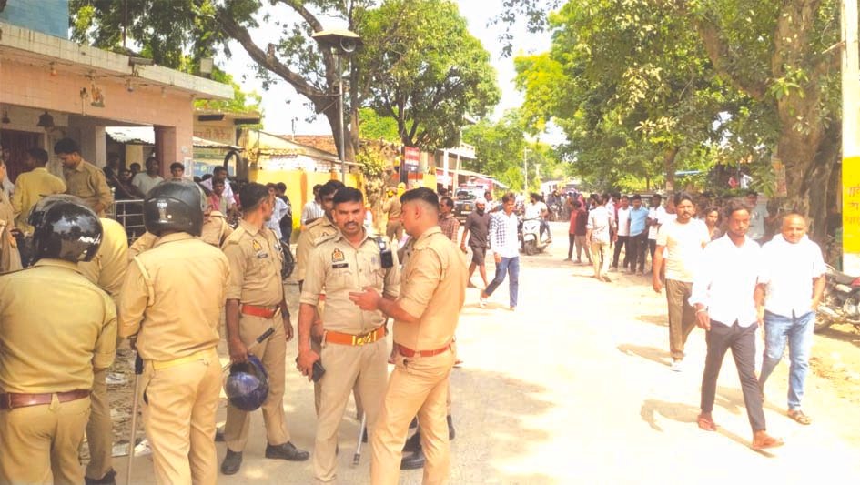 मुख्य आरोपी की गिरफ्तारी की मांग पर शिकारपुर में चक्काजाम