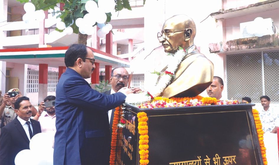 न्यायालय परिसर में गांधी प्रतिमा का अनावरण, मध्यस्थता पर हुई संगोष्ठी न्यायालय परिसर में गांधी प्रतिमा का अनावरण, मध्यस्थता पर हुई संगोष्ठी