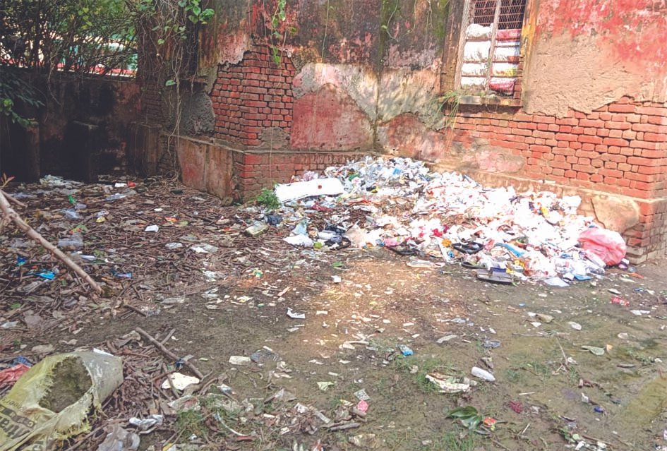 सीएचसी के मुख्य गेट पर गड्ढे, आसपास गंदगी से परेशानी
