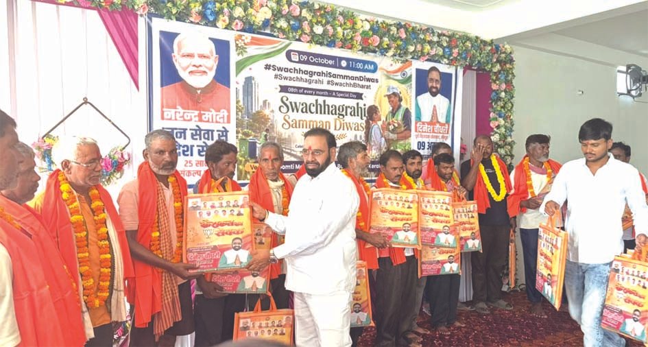 सफाईकर्मियों के पैर धोकर पूर्व विधायक दिनेश चौधरी ने मनाया जन्मदिन सफाईकर्मियों के पैर धोकर पूर्व विधायक दिनेश चौधरी ने मनाया जन्मदिन
