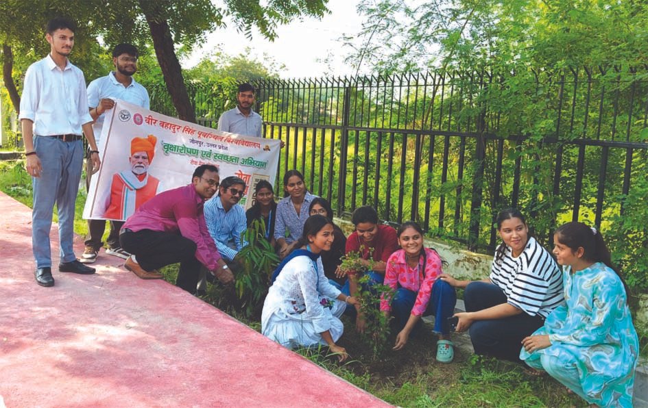 पौधों की देखभाल कर विद्यार्थियों ने लिया सेवा और स्वच्छता का संकल्प पौधों की देखभाल कर विद्यार्थियों ने लिया सेवा और स्वच्छता का संकल्प