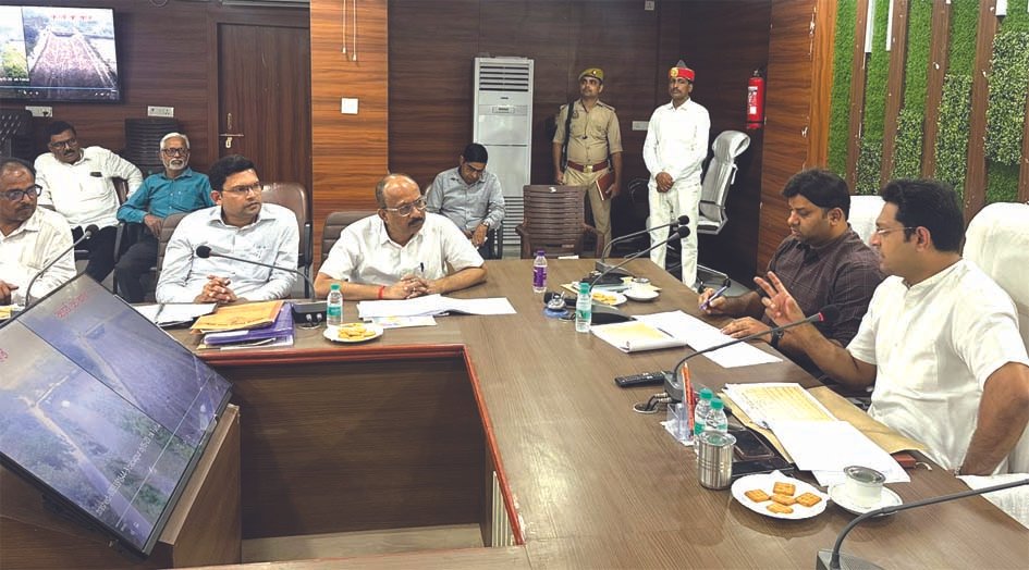 नहरों के टेल तक पानी पहुंचाएं अधिकारी, सिल्ट सफाई समय से पूरी करने के निर्देश
